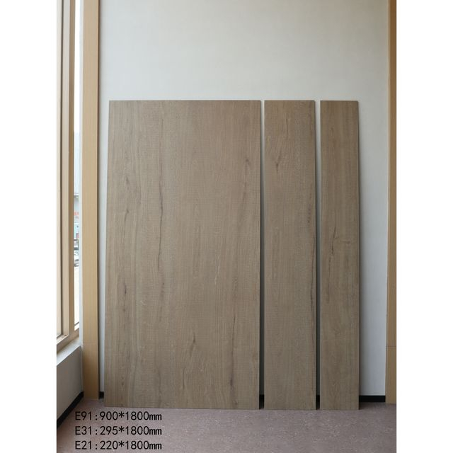 Пол из плитки под дерево в ванной комнате-E21