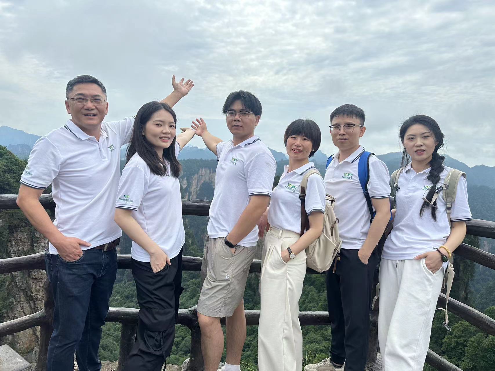 Приключение по строительству команды в Национальном лесном парке Чжанджияджи