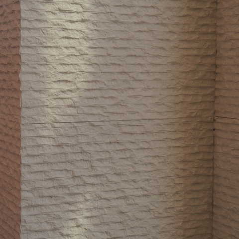 Каменная доска с изогнутой поверхностной каменной оболочкой