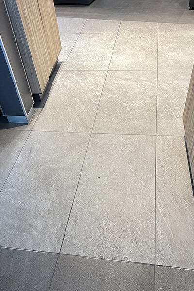 Серый плиточный пол - океан