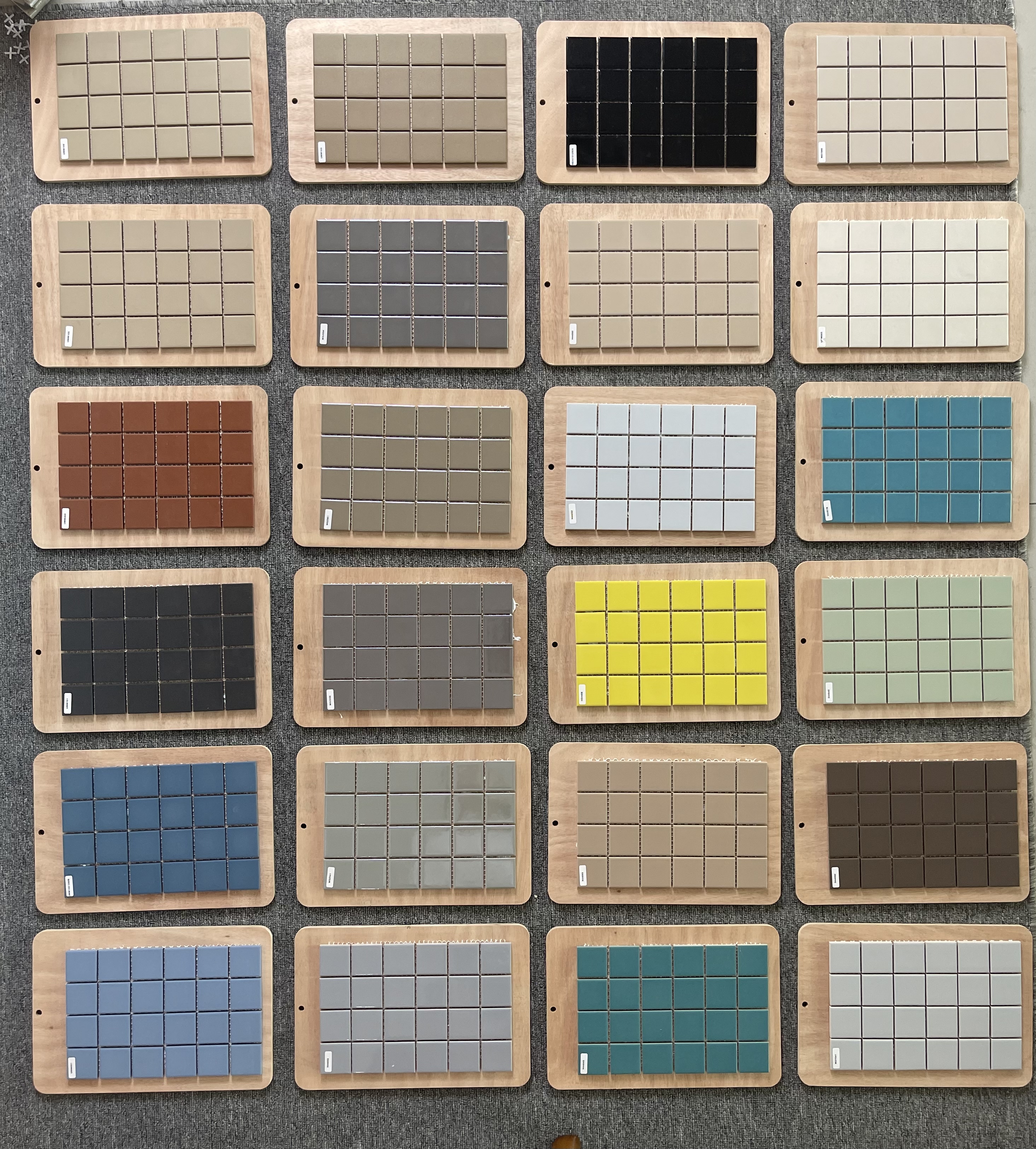 Бежевая мозаичная плитка